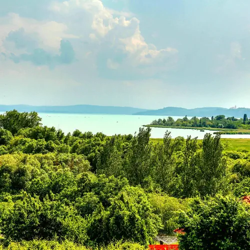 Panor&aacute;ma az emeleti francia erk&eacute;lyről.

Panorama from the upstairs French balcony.
