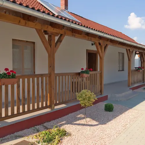 Torn&aacute;cos udvar