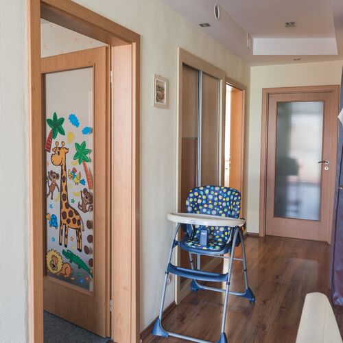 folyosó beépített szekrénnyel, etetőszék igényelhető