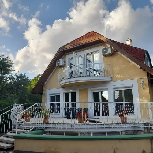 H&aacute;z h&aacute;ts&oacute; r&eacute;sze, alul az 1-es apartman, f&ouml;l&ouml;tte a 3-as, &eacute;s 4-es apartmanok.
