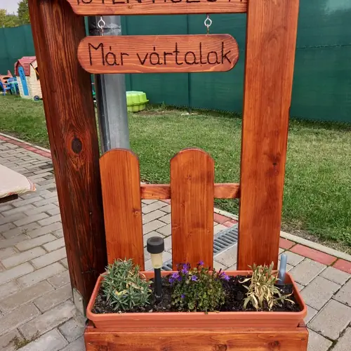 K&ouml;sz&ouml;ntő t&aacute;bla