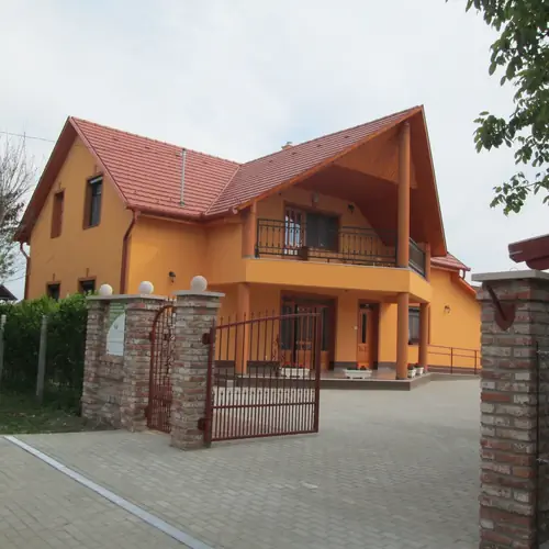 Ancsa Vend&eacute;gh&aacute;z