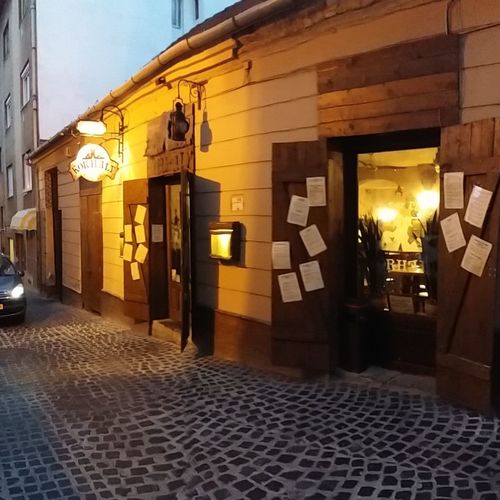 Apartmannal szemben a Korhely etterem