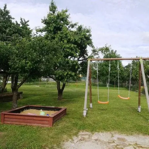 pieskovisko a hojdačky pre deti