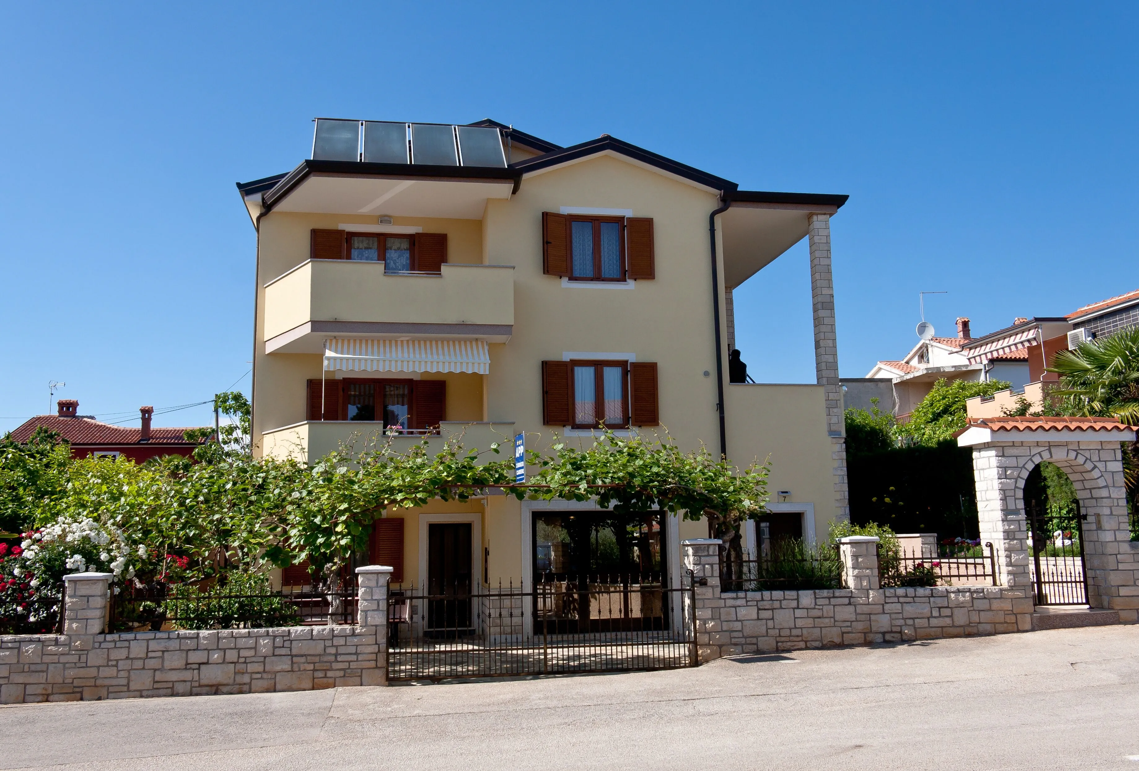 Apartmanok Parkolóhellyel Novigrad - 7108
