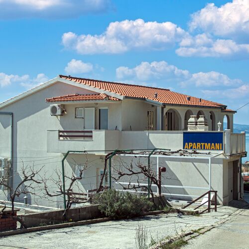 Apartmanok Parkolóhellyel Pisak, Omis - 5975 Pisak