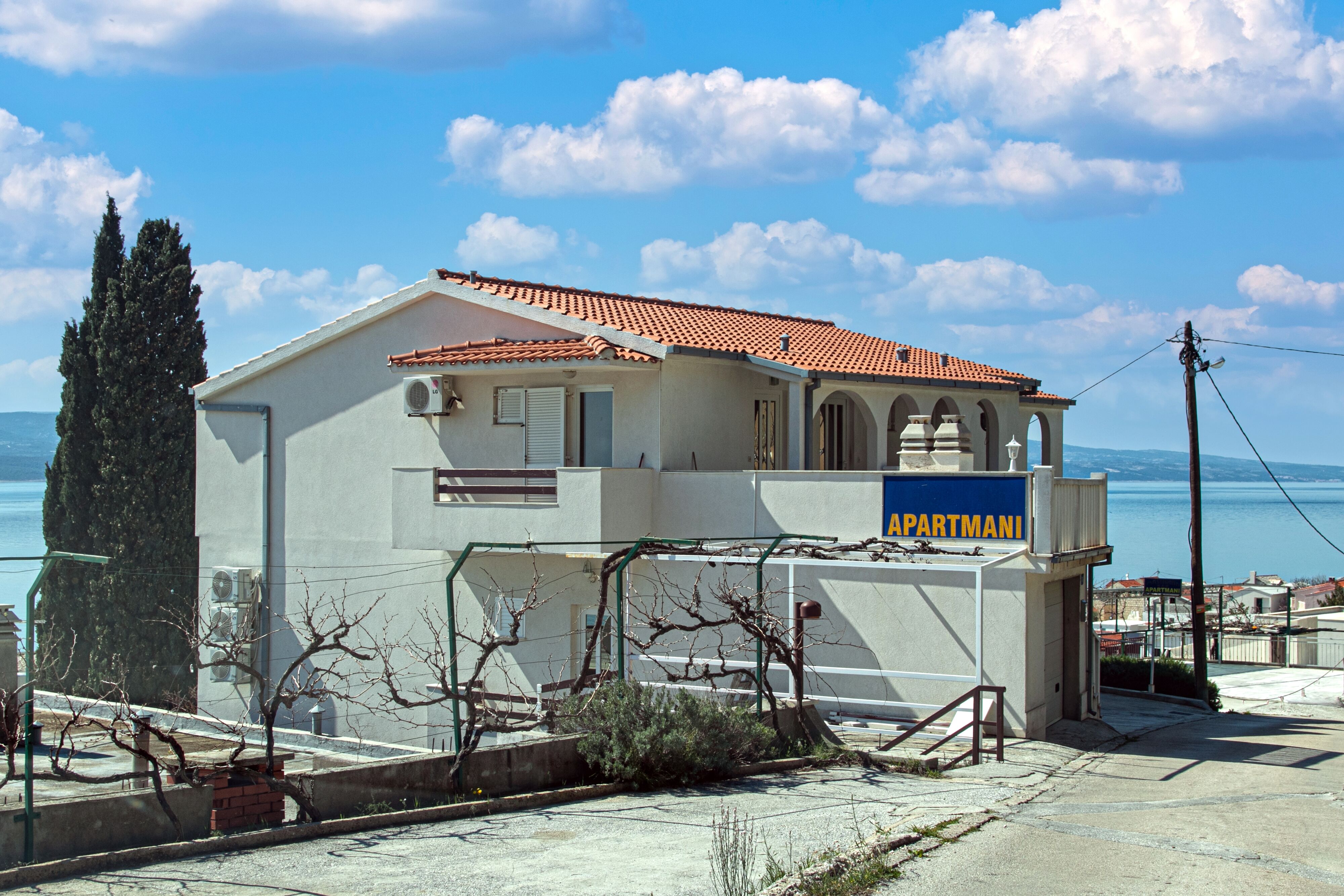 Apartmanok Parkolóhellyel Pisak, Omis - 5975 Pisak