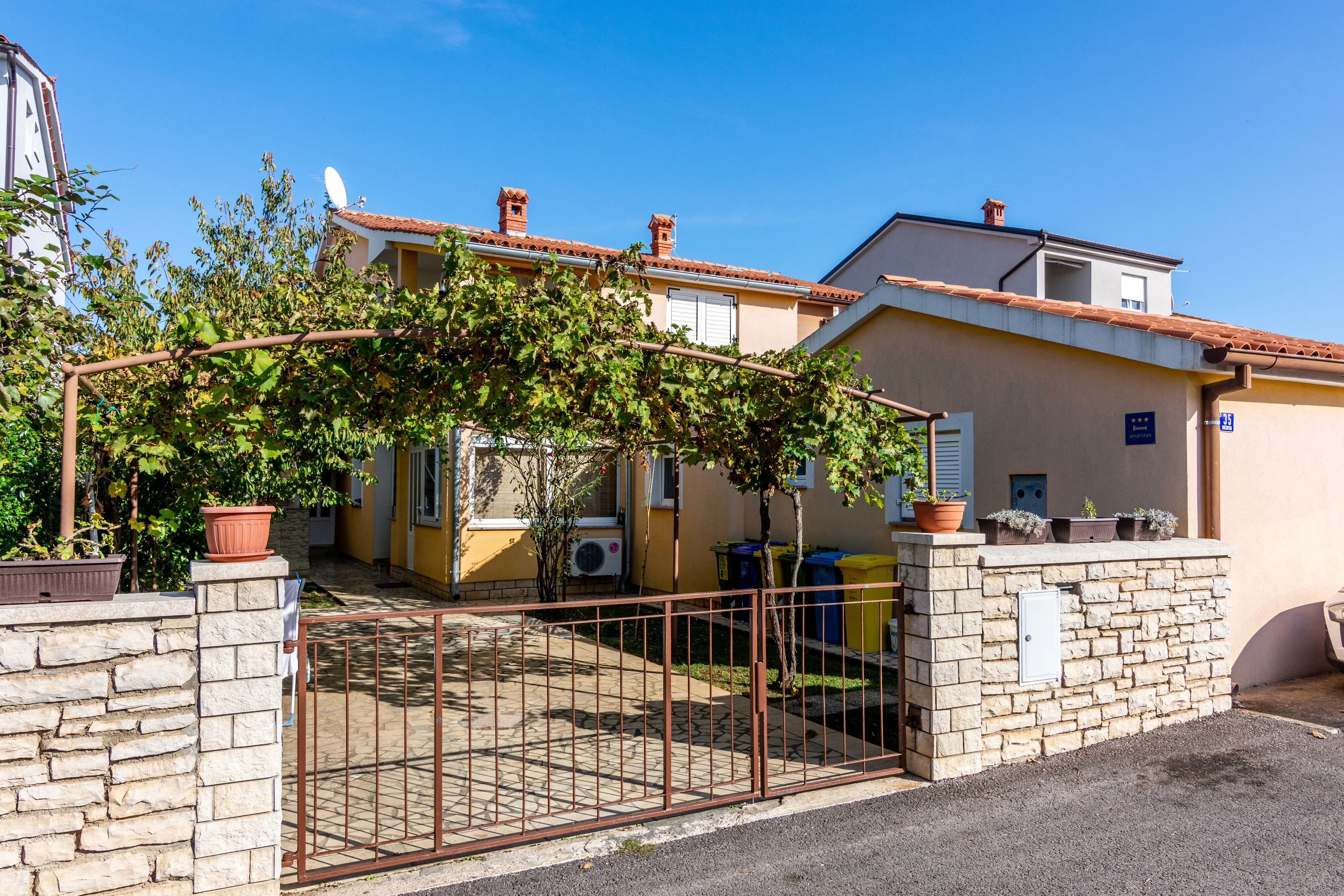 Apartments With Parking Space Valbandon, Fažana - 7352 Valbandon