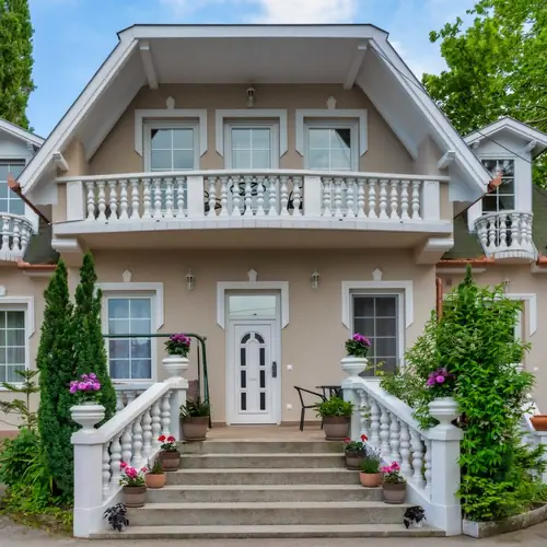 Panzi&oacute; &eacute;p&uuml;lete a Honv&eacute;d utca ir&aacute;ny&aacute;b&oacute;l