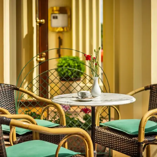 Hotel Esplanade Praha - kav&aacute;rna - zahr&aacute;dka