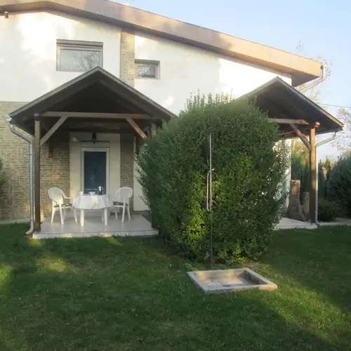 Fenyves Villa kert, apartmanokhoz tartoz&oacute; terasz