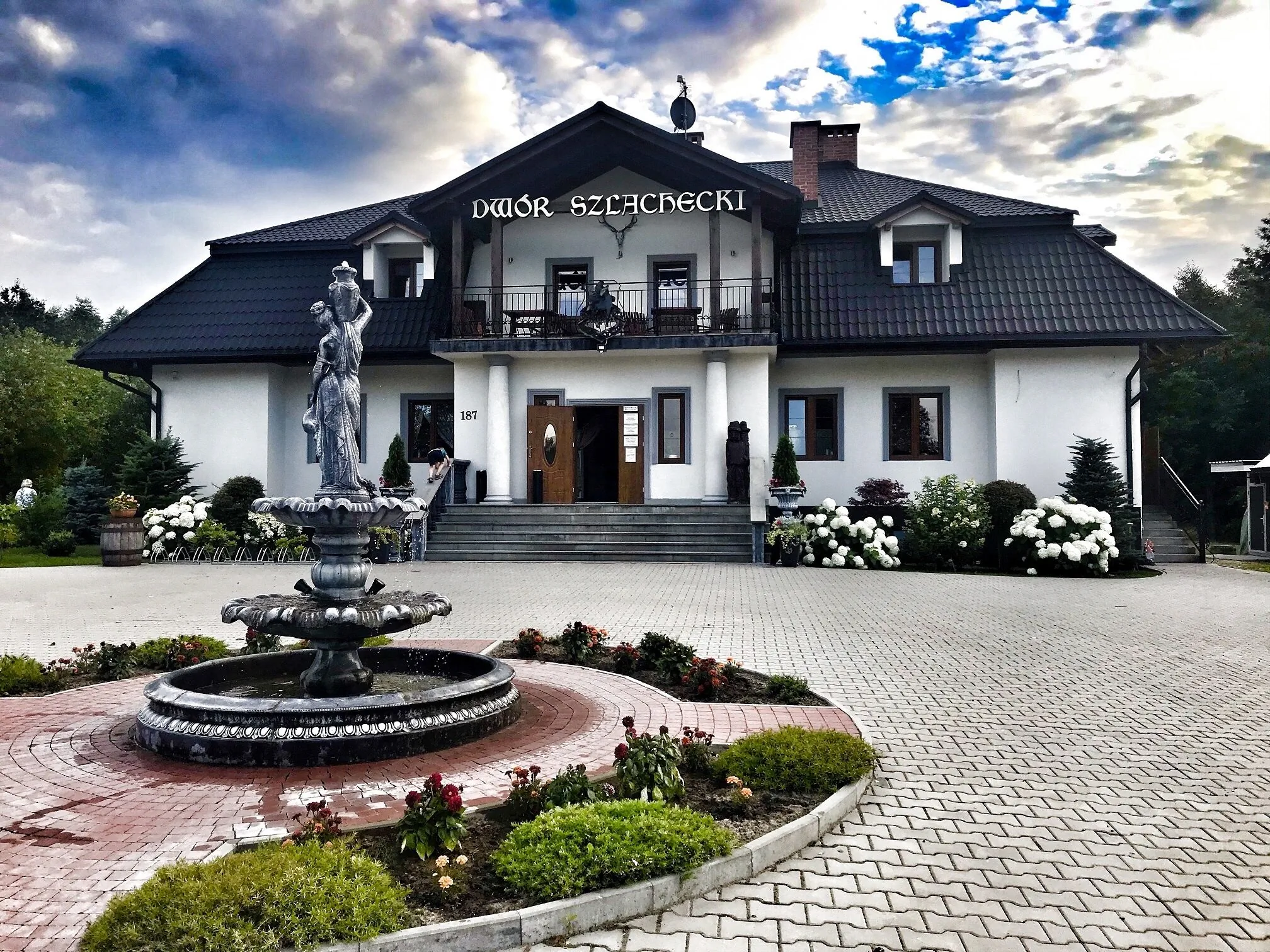 Restauracja - Noclegi Dwór Szlachecki Biedaczów