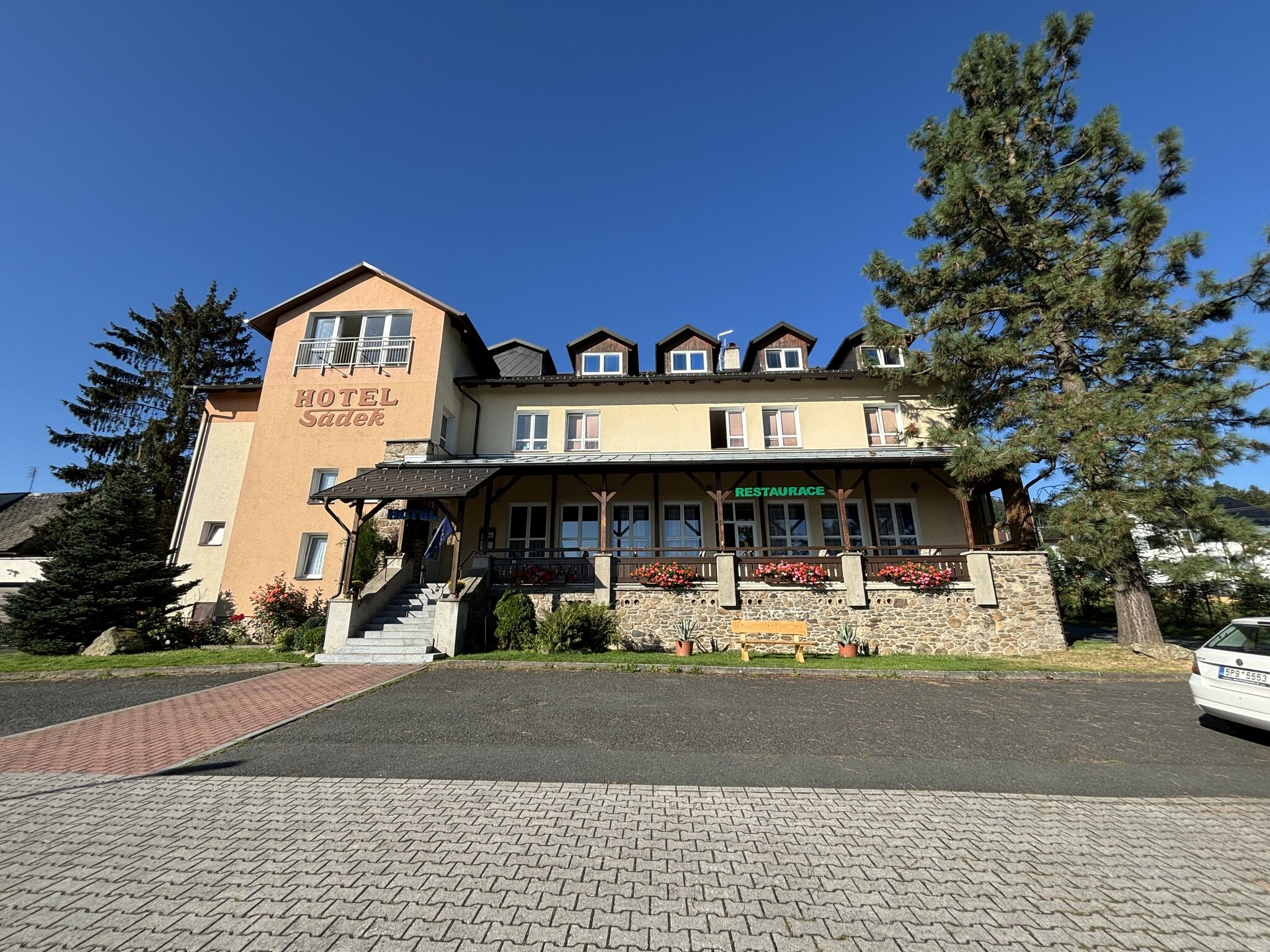 Hotel Sádek Díly