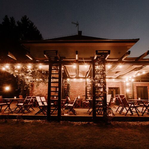 A Villa épület terasza, esti fényben