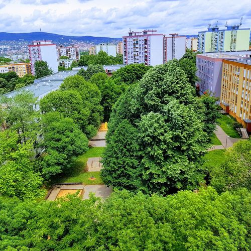 Látkép a játszótérre, parkra, díjmentes parkolóra, TV toronyra. Coral Apartman