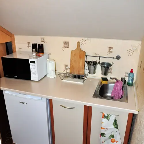 Aneks kuchenny: lod&oacute;wka, mikrofal&oacute;wka, czajnik, indukcja 1 polowa, ekspres kapsułkowy,