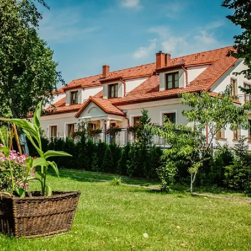 Wok&oacute;ł restauracji jest zielono.