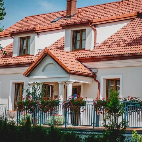 Elewacja zabytkowego budynku, kt&oacute;ry został odnowiony.