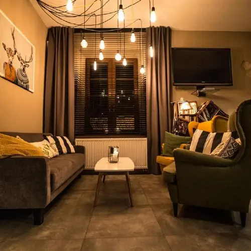 W restauracji mamy strefy relaksu z kanapami i fotelami.