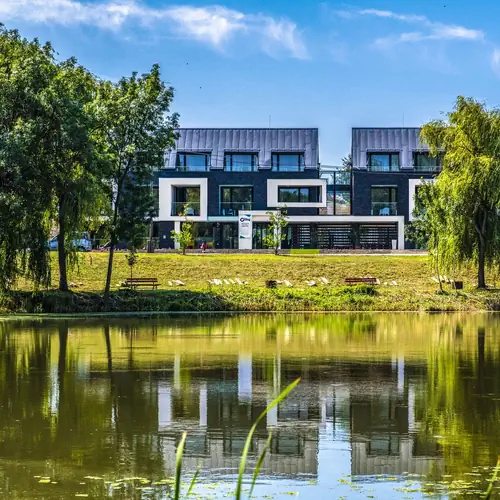 A hotel a Kurca partj&aacute;r&oacute;l