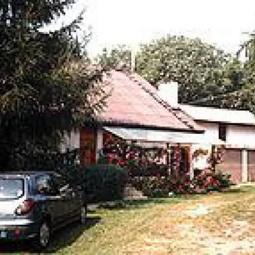 Budynek Gospodarstwa -wejście od strony parkingu