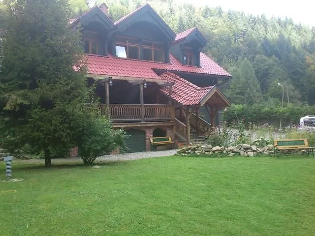 widok domu od strony ogrodu