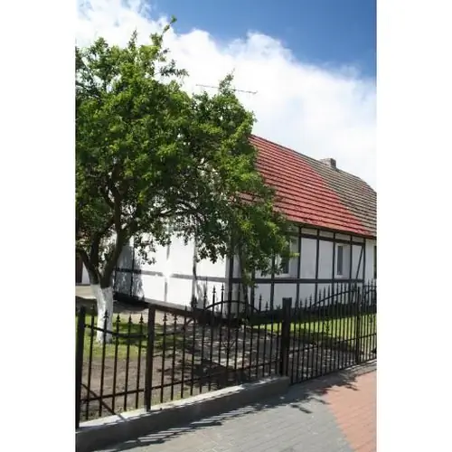 Piętrowy domek przy zamkniętej dla ruchu, cichej i spokojnej ulicy. Miejsce do zaparkowaniadw&oacute;ch aut na posesji