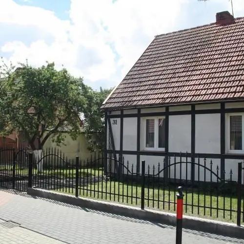 Domek, podw&oacute;rko i ogr&oacute;d ogrodzony i bezpieczny dla dzieci i zwierząt