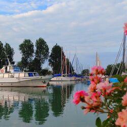 3 nap/2 éj 2 fő + egy 14 éven aluli gyermek részére a Balatontól 100 m-re, reggelis ellátással, kedvezményes kerékpár használattal, kerékpárosbarát szolgáltatásokkal