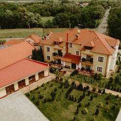 3 nap/2 éj 2 fő részére teljesen felszerelt apartmanban, félpanziós ellátással, kényeztető kezelésekkel, a fürdő szomszédságában