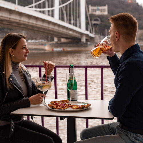 Városnéző hajókirándulás sör és pizza társaságában | Budapest
