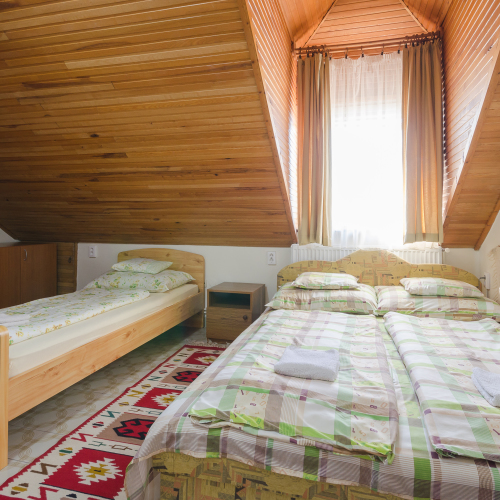 Camera tripla la etaj cu baie