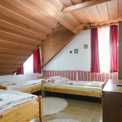 Camera cvadrupla la etaj cu vedere spre grădină