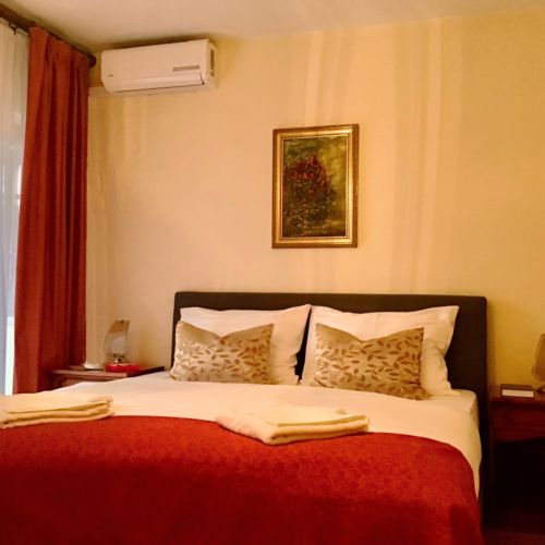 Apartament la parter cu vedere spre grădină cu 2 camere pentru 5 pers.