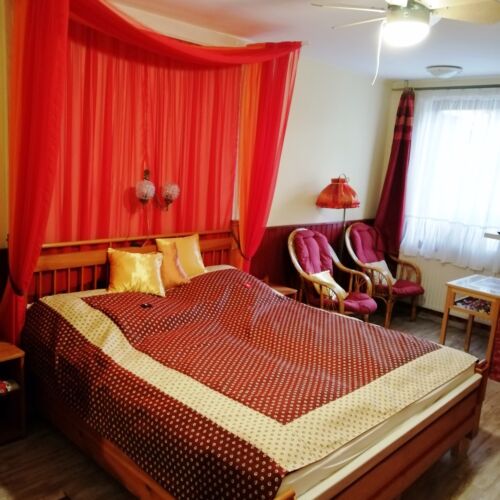 Pokoj s balkónem s manželskou postelí přízemní (s možností přistýlky)