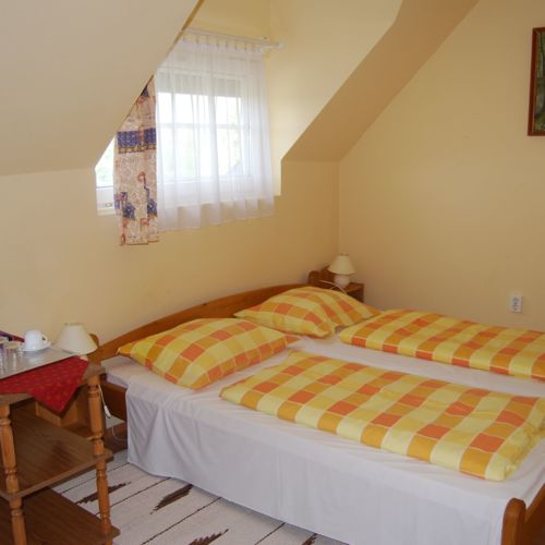 Camera dubla la etaj la parter