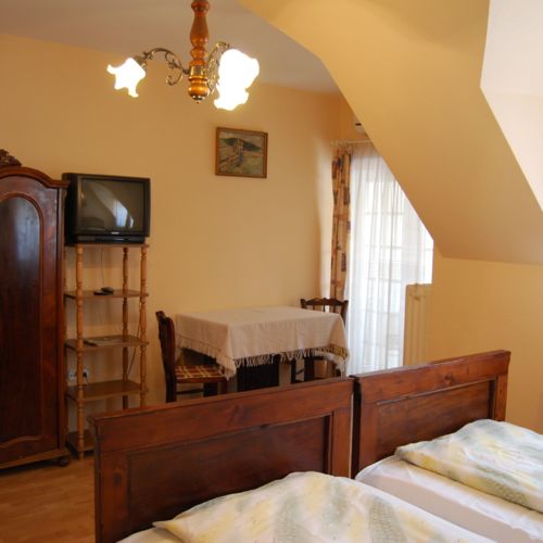 Apartament la etaj cu vedere spre curte cu 1 camera pentru 2 pers.