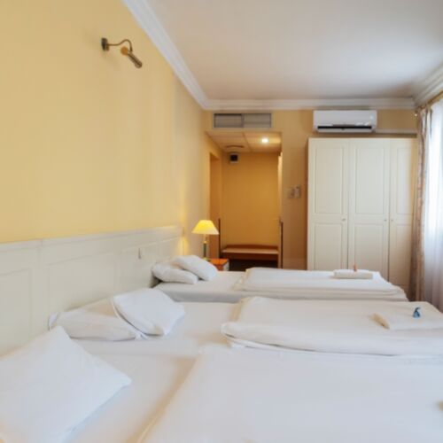 Camera tripla economy standard