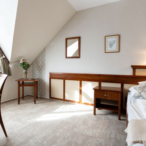 Camera single la etaj