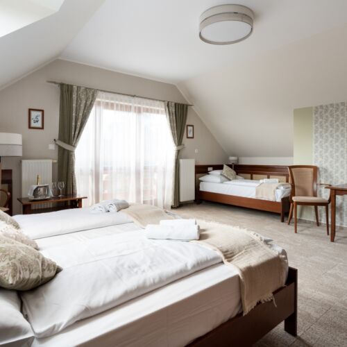 Camera tripla la etaj (se poate solicita pat suplimentar)