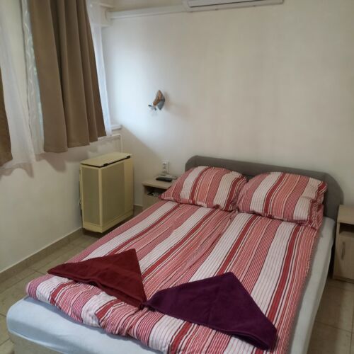 Apartament la parter cu vedere spre grădină cu 1 camera pentru 2 pers.