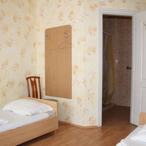 Camera cvadrupla la etaj la parter