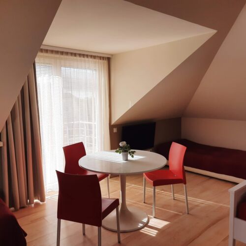 Apartament 4-osobowy z balkonem z klimatyzacją z 2 pomieszczeniami sypialnianymi (możliwa dostawka)