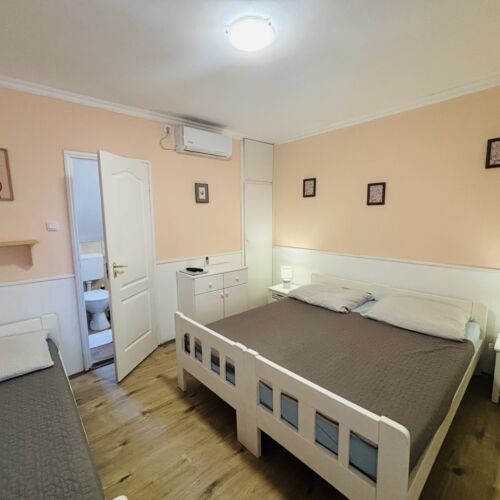 Camera tripla standard la etaj