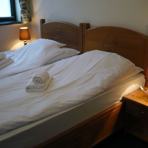 Camera twin cu grup sanitar