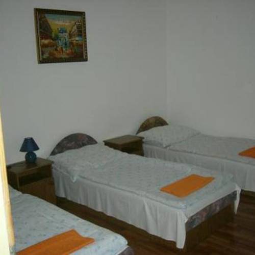 Pokoj pro 3 os. s výhledem do dvora na přízemí