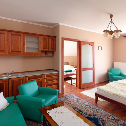 Apartament 4-osobowy z balkonem z widokiem na rzekę z 2 pomieszczeniami sypialnianymi