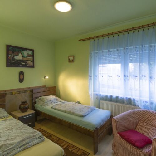 Apartament 4-osobowy na parterze z widokiem na dziedziniec z 2 pomieszczeniami sypialnianymi