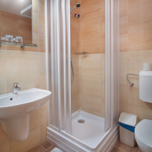 Camera tripla la etaj cu baie