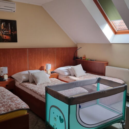 Camera cvadrupla familial(ă) la etaj